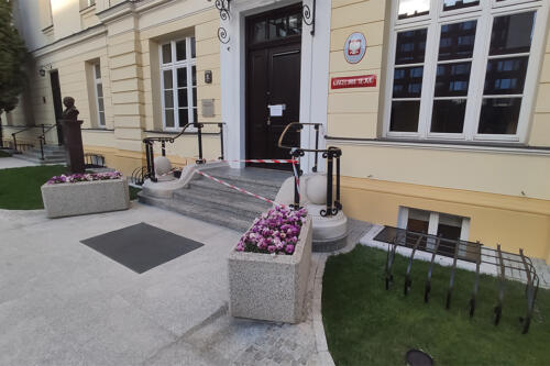 balustrady schodów z pochwytem mosiężnym